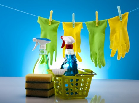 Kitchen and bathroom short-let cleaning in an E2 apartment